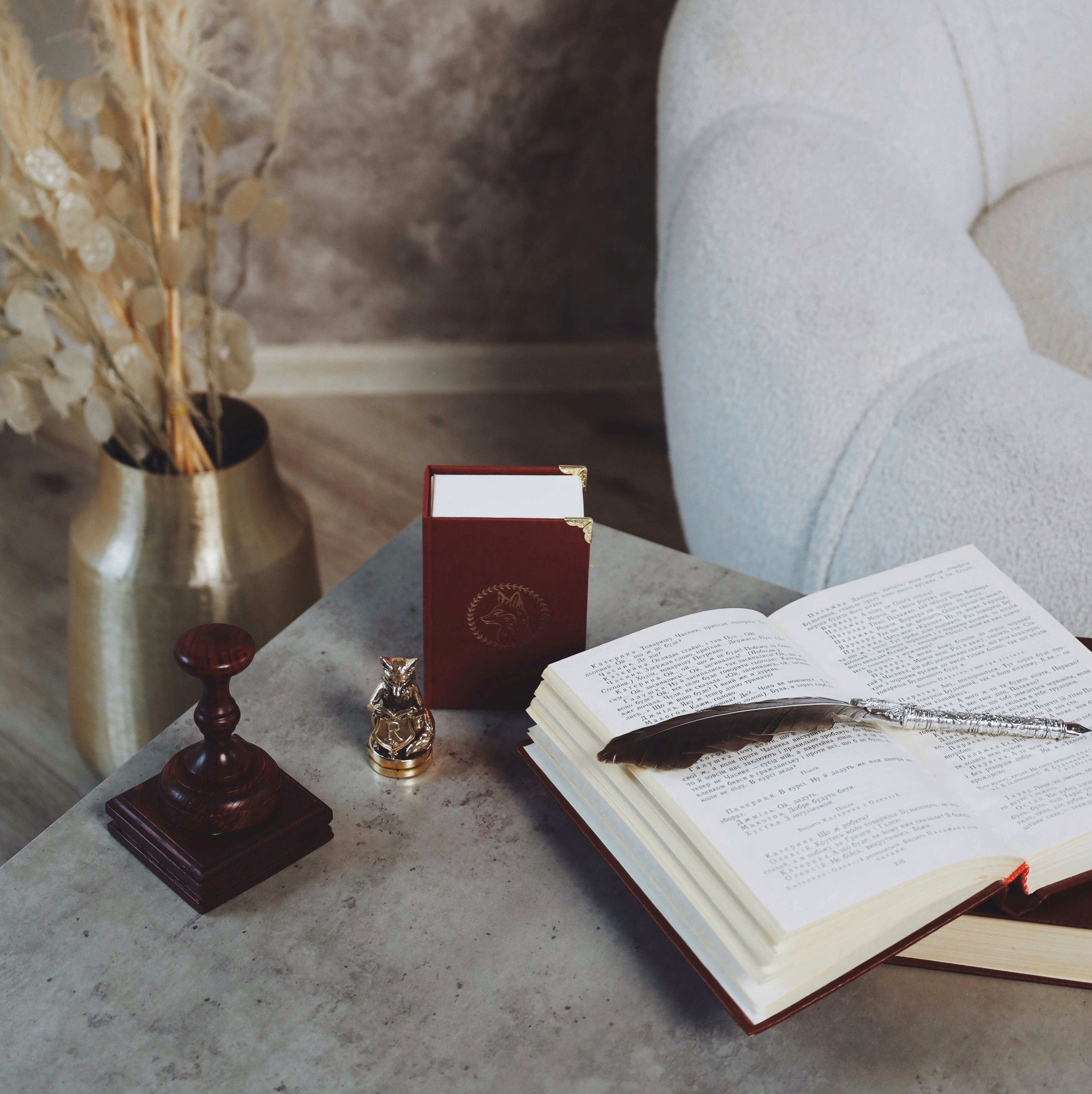 Благородний лис-хранитель бібліотеки з бронзи